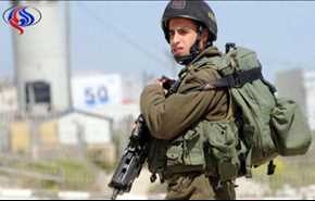 بالفيديو.. جندي صهيوني يركل فلسطينيًا يصلي أمام المسجد الأقصى