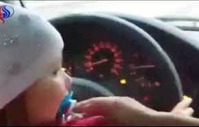 بالفيديو .. رضيعة تقود 