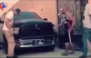 بالفيديو.. رد فعل غير متوقع لشاب حاول آخرون تنفيذ مقلب به