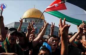 المقدسيون مسلمون ومسيحيون يتطوعون بتوزيع 