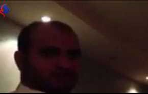 بالفيديو.. أمير سعودي جديد يعتدي بالضرب على وافد يمني