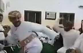 “شاهد بالفيديو” أهل العروس يضربون العريس بالعصى فور انتهاء عقد القران!