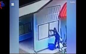 شاهد.. فيديو طريف لأغبى لص في العالم