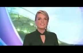 فيديو محرج لمذيعة تسقط على الهواء من فوق الكرسي