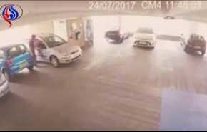 شاهد ... أراد سرقة سيارة، لكن المفاجأة غيرت مجرى الاحداث!