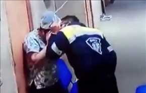 شاهد.. مُسعف في مستشفى يضرب امرأةً حاملاً بعنفٍ!