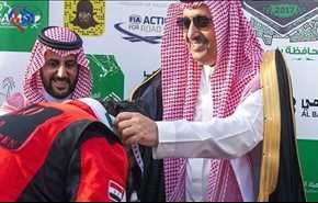 شاهد... العلم السوري يرفع في السعودية!