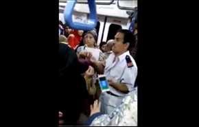 بالفيديو| شرطي يعتدي على سيدة داخل عربة سيدات المترو