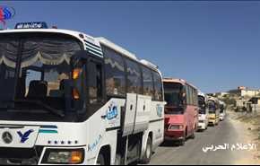 المسلحون وعائلاتهم يصعدون الحافلات في وادي حميد تمهيدا للتوجه إلى سوريا