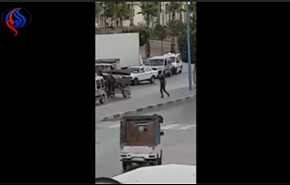 فيديو..  لص يسرق هاتف سائق من داخل سيارته