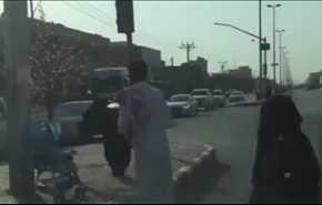 شاهد.. المملكة في عهد ابن سلمان.. سعوديتان تتشاجران على أولوية “الشحاذة” !