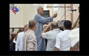 بالفيديو.. مصري يشهر سكينا في وجه شيخ لإجباره على تلاوة القرآن!