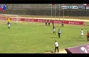 بالفيديو...شرطي يدخل ملعب كرة قدم سهوا بعد تلقيه مكالمة من زوجته