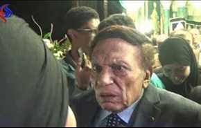 شاهد عادل إمام يفجر مذيعة محجبة من الضحك في مراسم عزاء