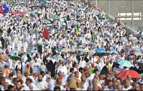 حجاج بيت الله الحرام يواصلون أداء مناسك الحج برمي الجمرات