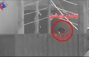 شاهد بالفيديو...لحظة مقتل قناص 