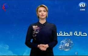بالفيديو..مذيعة تقدم النشرة الجوية بزي طفلة بالمدرسة