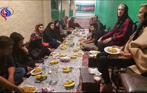 مدینة إيرانية تستضیف 100 سائح إسباني في مراسم عزاء سيد الشهداء (ع)