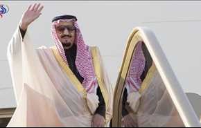 شاهد بالفيديو... الملك سلمان يتعرض لموقف محرج فور وصوله إلى روسيا