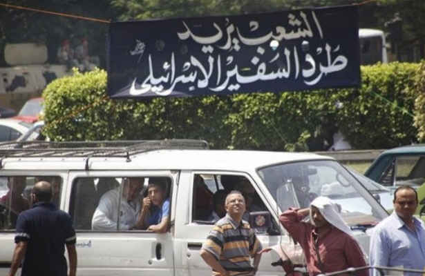 تجمع دانشجویان مصری مقابل سفارت اسرائیل