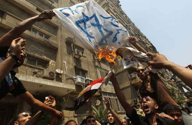 استقبال مصریها  ازتخریب دیوار سفارت اسرائیل