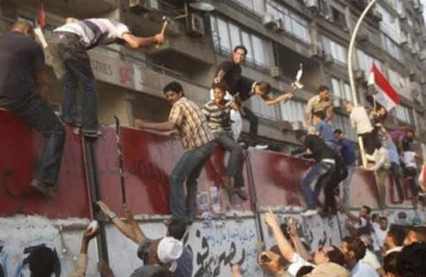 محاکمه 38مصري بدليل حمله به سفارت اسراييل