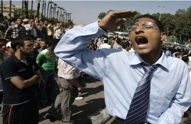 دانشجویان مصری پرچم آمریکا را به زیر کشیدند