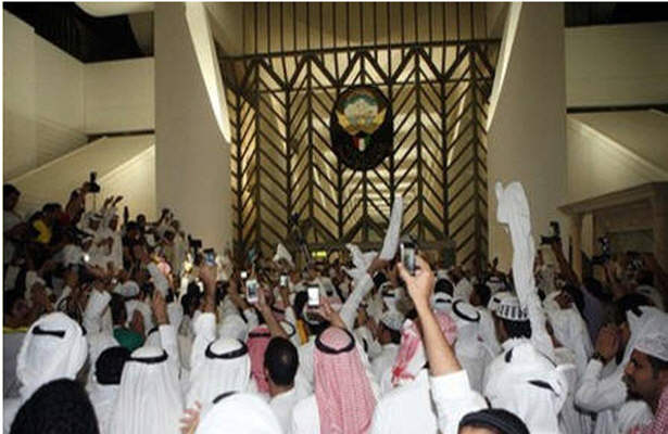 كویتیها مجلس كشورشان را تصرف كردند