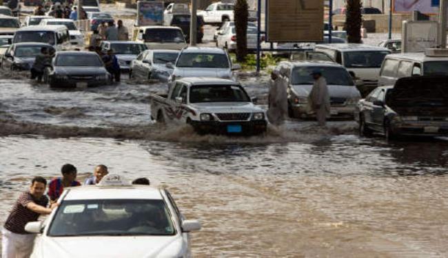 إنتشال جثث عشرة اشخاص لقو حتفهم في سيول بالسعودية