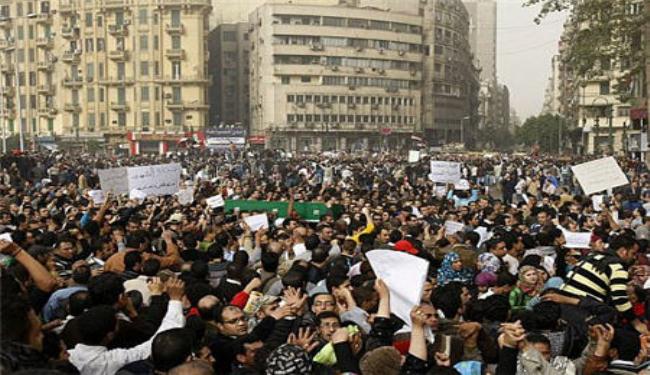 عشرات الالاف يتظاهرون ضد الرئيس المصري في ميدان التحرير