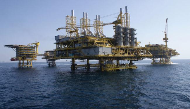 النفط يتراجع صوب 110 دولارات