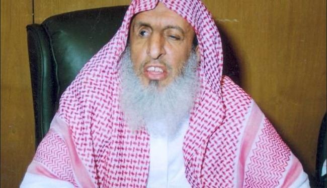 مفتي السعودية: يجب عزل المرأة عن الرجال باي شكل
