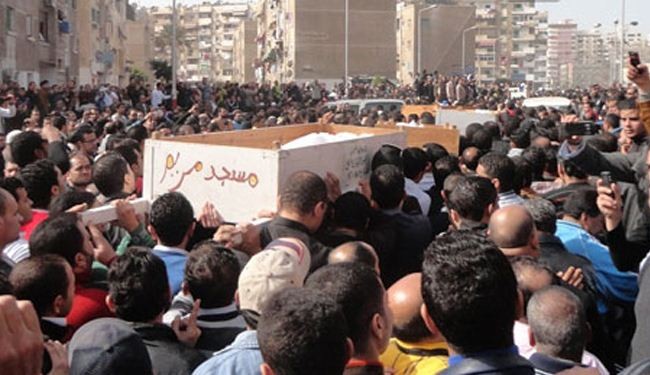 الاف المصريين يشاركون في تشييع قتلى بورسعيد
