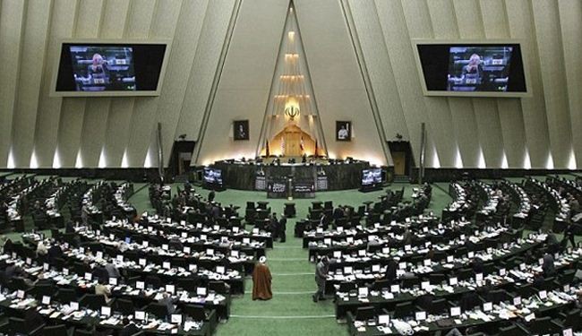 الشعب الايراني سيتجاوز الحظر مرفوع الراس