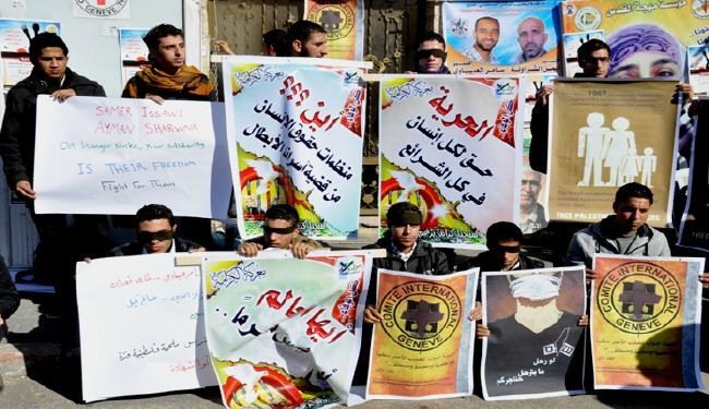 فلسطين تتضامن مع الأسرى المضربين عن الطعام