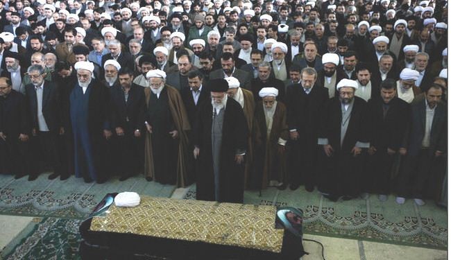 قائد الثورة يؤدي صلاة الميت على آية الله خوش وقت