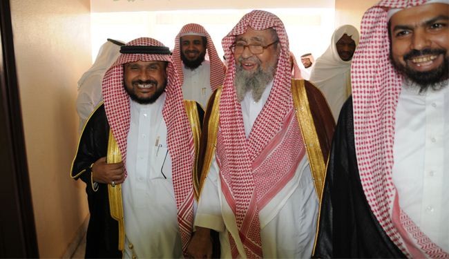 مفتي سعودي: التجمع بقصد النصيحة مفسدة؟!
