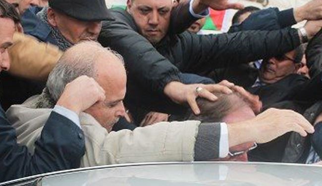 دانشجویان فلسطینی سرکنسول انگلیس را فراری دادند