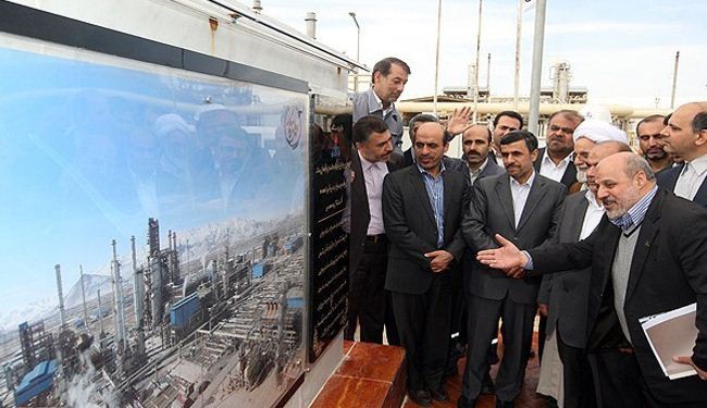 احمدي نجاد يدعو لتكرير كل النفط الإيراني في الداخل