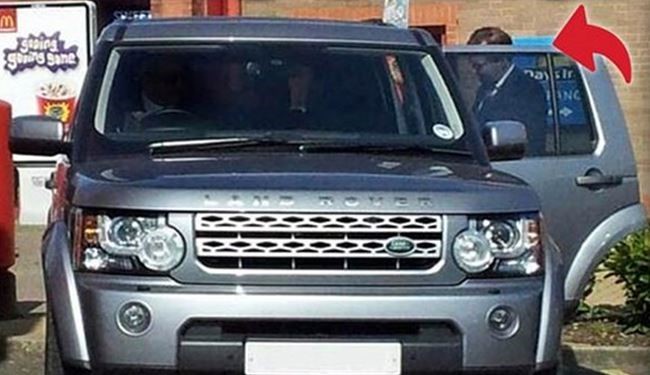 وزير بريطاني يركن سيارته بموقف للمعوقين