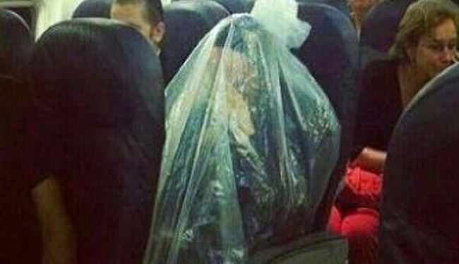 يهودي يغلف نفسه بكيس حتى لا يعبر فوق المقابر
