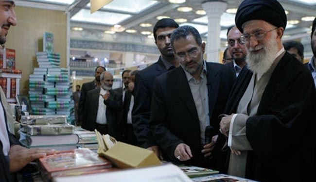 آية الله خامنئي يتفقد المعرض الدولي للكتاب بطهران
