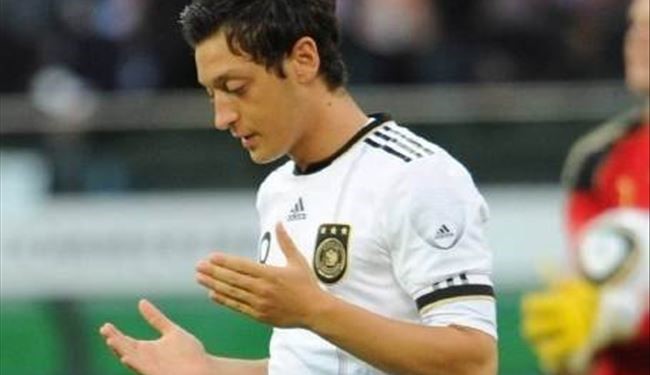 مسعود اوزيل قد يبتعد عن الملاعب