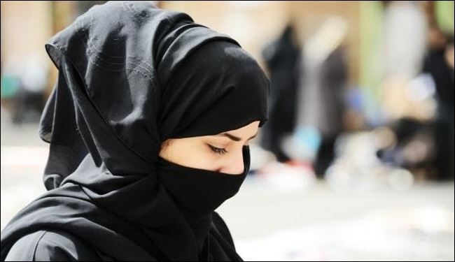 سعودي يطرد ابنته ويخبرها أنها 
