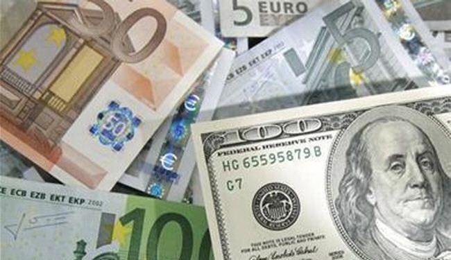 الدولار يهبط بحدة أمام اليورو بعد بيانات أميركية