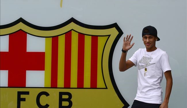 نيمار يصل إلى برشلونة ويستعد لاستقبال حافل
