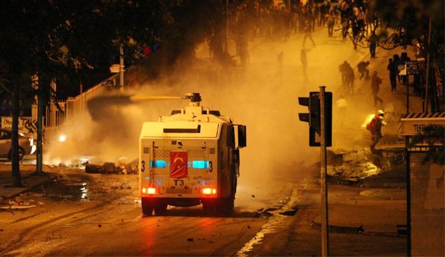المحتجون الاتراك يتحدون قوات الامن ويعودون لتقسيم