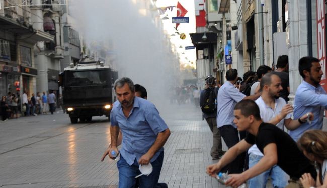 احتجاجات في اسطنبول والشرطة تقمع المتظاهرين