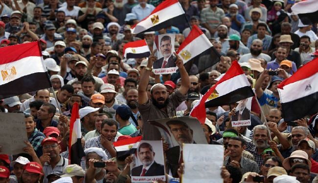 مصر... الإخوان يواصلون الاعتصام ويدعون الى التظاهر