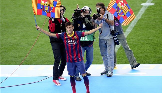 لاعبو برشلونة يحتفون بنيمار في التدريب الأول له